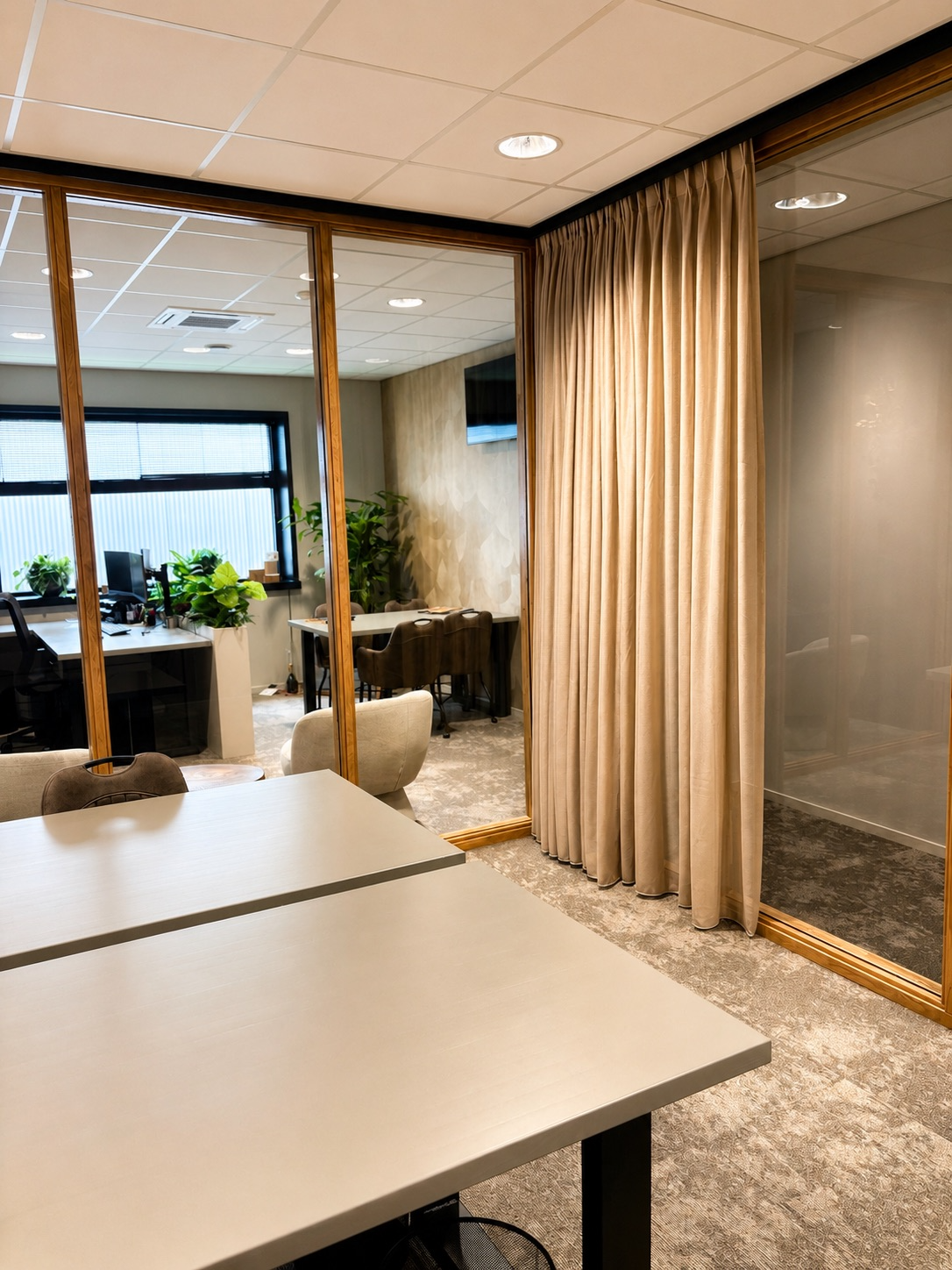 Afgewerkt kantoorinterieur met glazen wanden, opgeleverd door Voortbouw